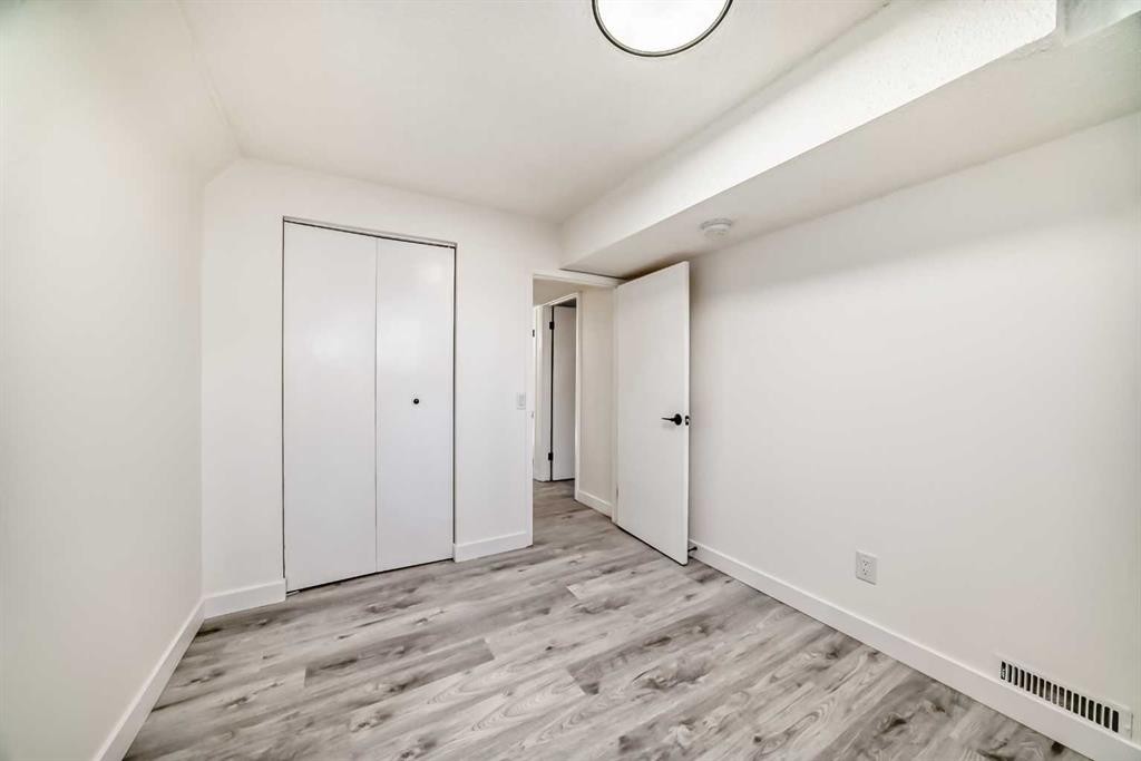6508 34 Avenue Nw, Calgary, AB - Indoor Photo Showing Other Room