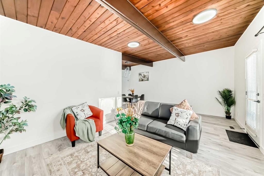 6508 34 Avenue Nw, Calgary, AB - Indoor Photo Showing Living Room