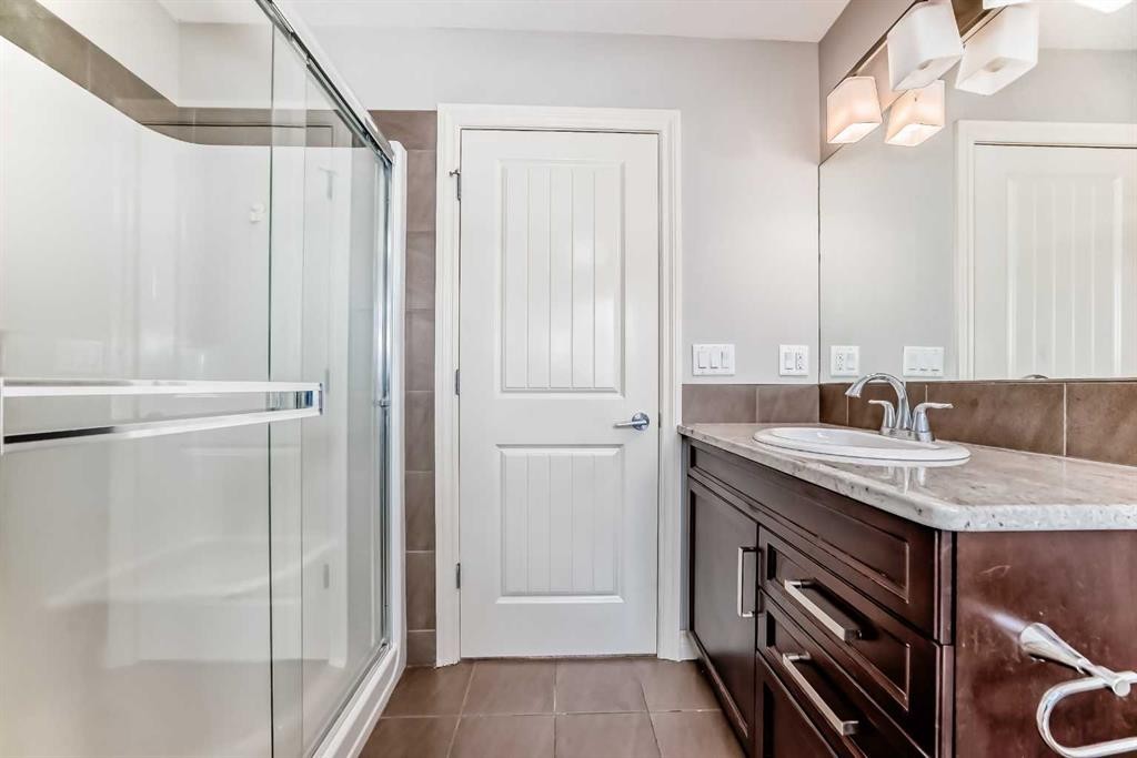 58 Sherwood Street Nw, Calgary, AB - Indoor Photo Showing Bathroom