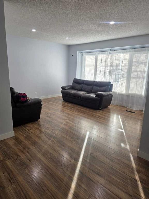 192 Templevale Road Ne, Calgary, AB - Indoor Photo Showing Living Room