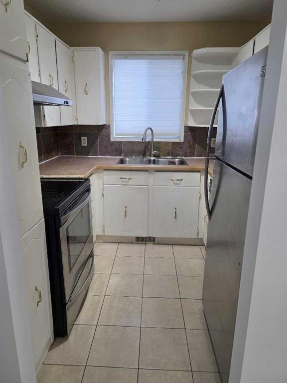 192 Templevale Road Ne, Calgary, AB - Indoor Photo Showing Kitchen With Double Sink