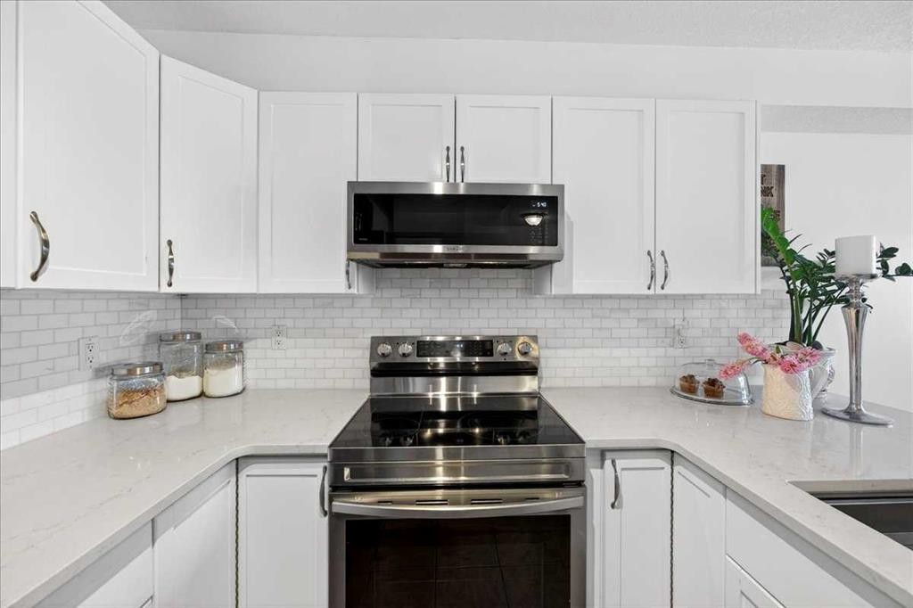 3 Tucker Circle, Okotoks, AB - Indoor Photo Showing Kitchen With Upgraded Kitchen