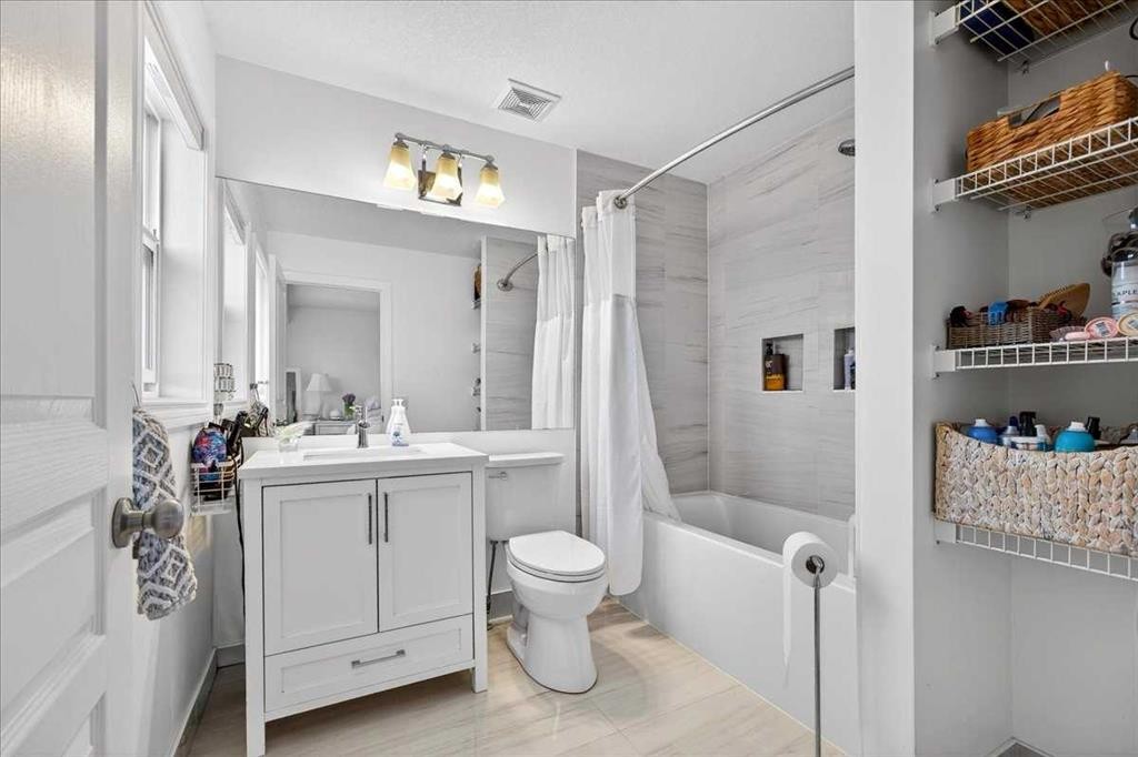 3 Tucker Circle, Okotoks, AB - Indoor Photo Showing Bathroom