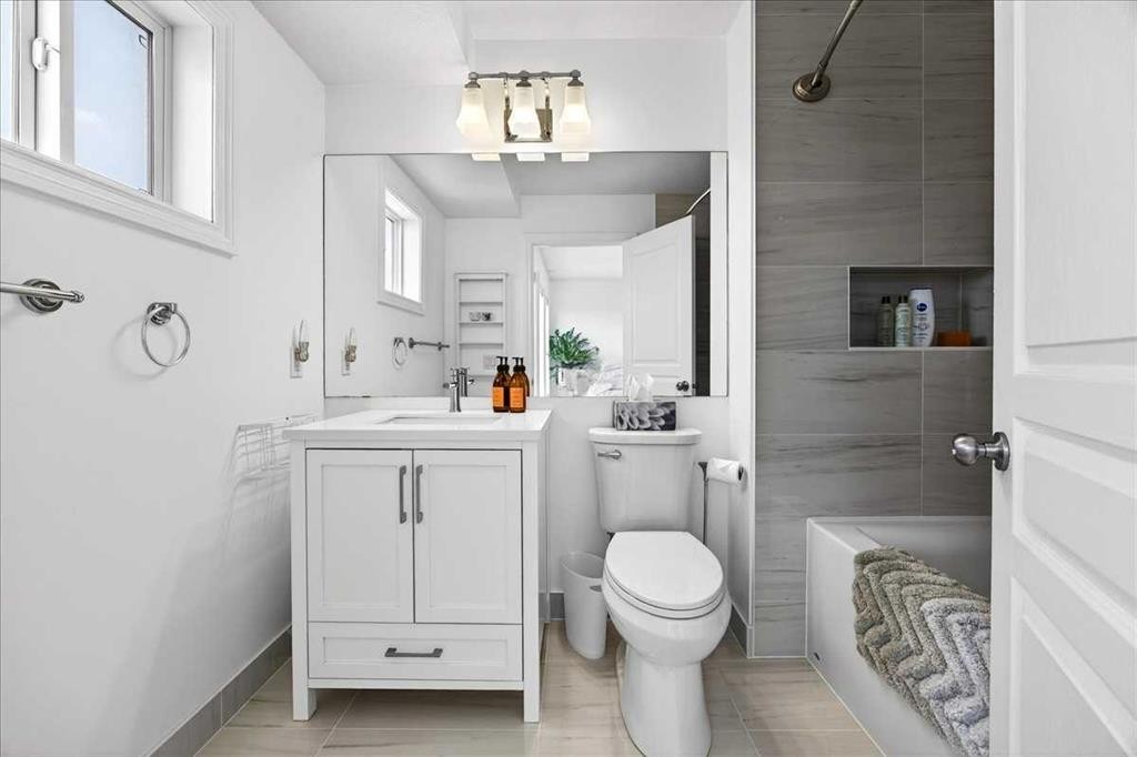3 Tucker Circle, Okotoks, AB - Indoor Photo Showing Bathroom