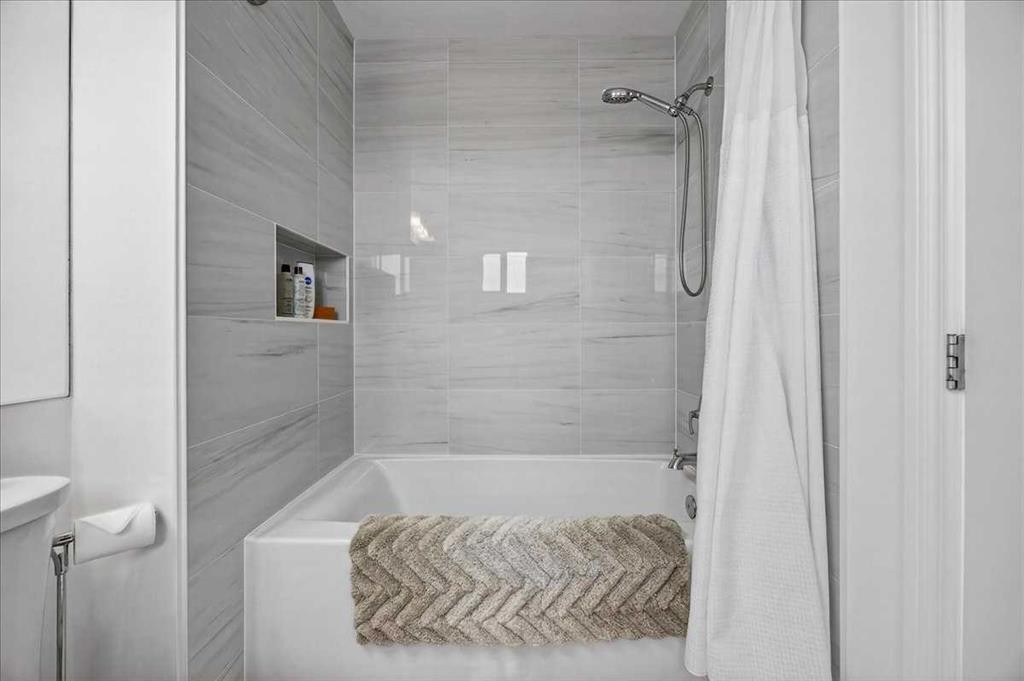 3 Tucker Circle, Okotoks, AB - Indoor Photo Showing Bathroom