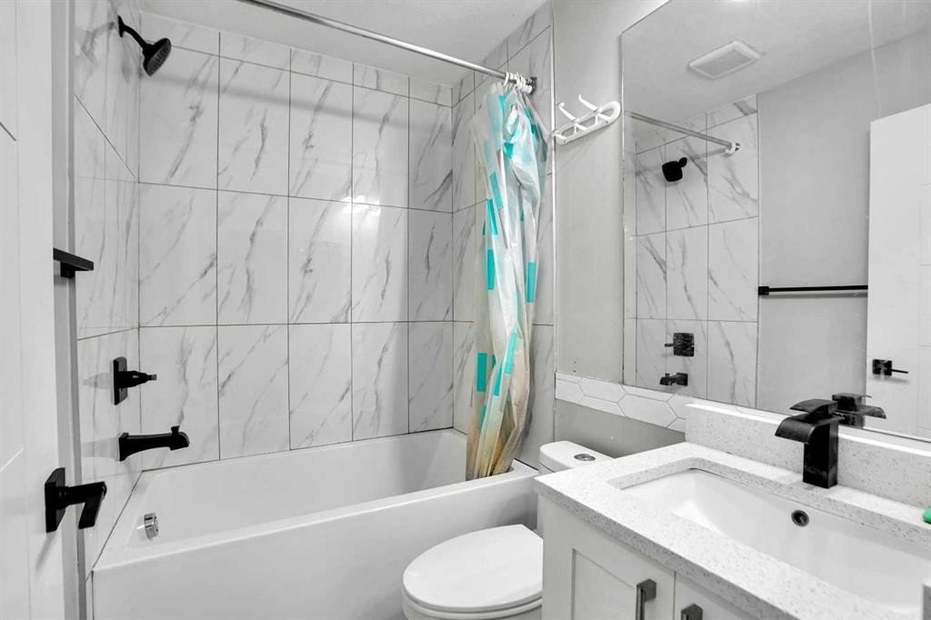 6081 Martingrove Road Ne, Calgary, AB - Indoor Photo Showing Bathroom