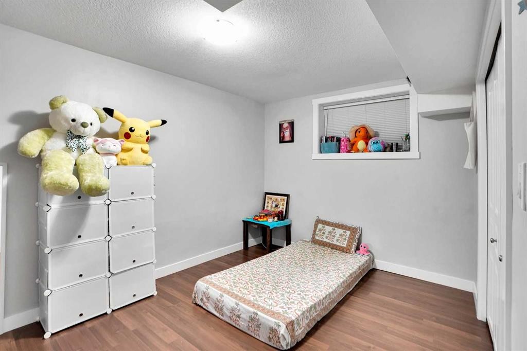 6081 Martingrove Road Ne, Calgary, AB - Indoor Photo Showing Bedroom