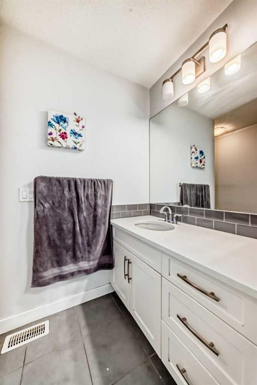 366 Auburn Bay Avenue Se, Calgary, AB - Indoor Photo Showing Bathroom