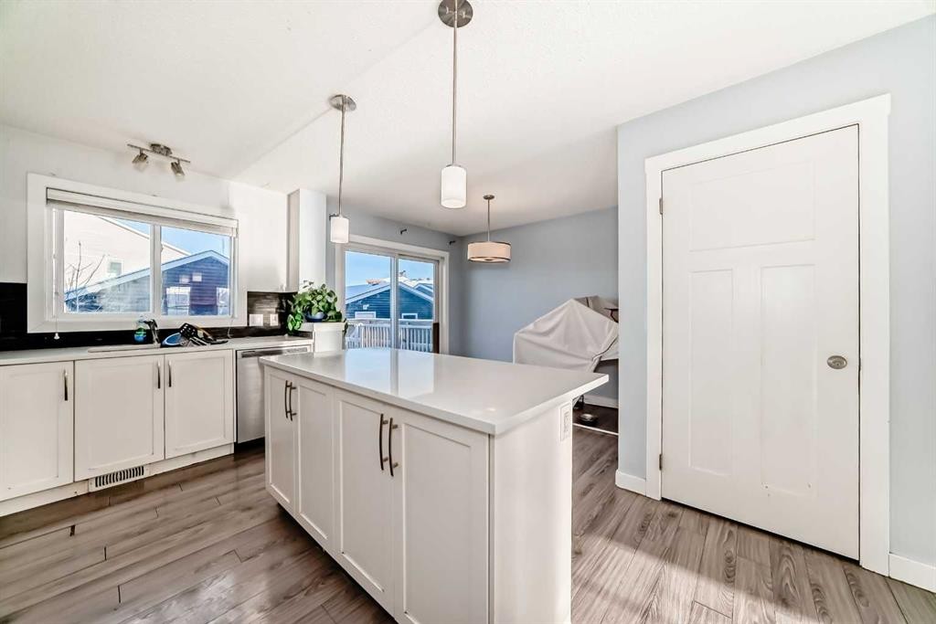 366 Auburn Bay Avenue Se, Calgary, AB - Indoor Photo Showing Kitchen