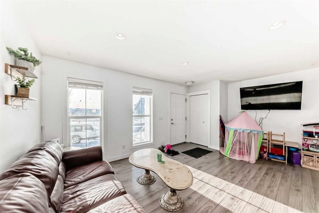 366 Auburn Bay Avenue Se, Calgary, AB - Indoor Photo Showing Living Room