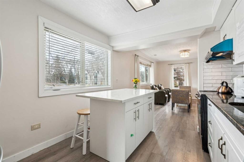 475 27 Avenue Nw, Calgary, AB - Indoor Photo Showing Kitchen