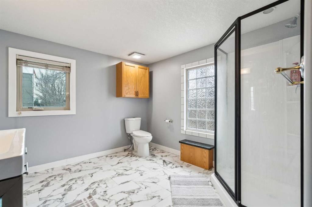 475 27 Avenue Nw, Calgary, AB - Indoor Photo Showing Bathroom