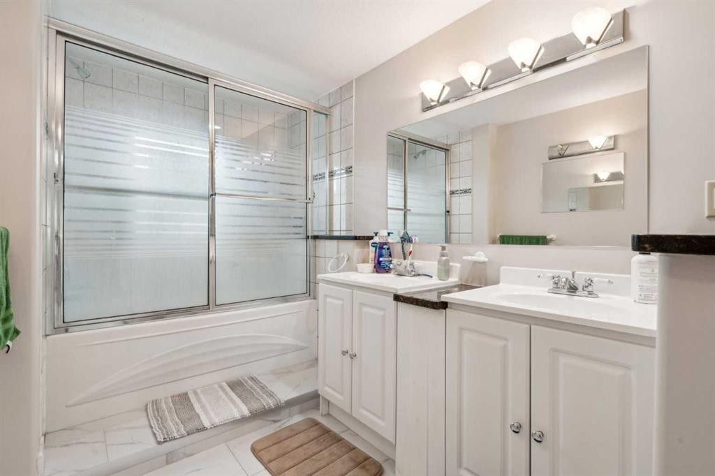 475 27 Avenue Nw, Calgary, AB - Indoor Photo Showing Bathroom