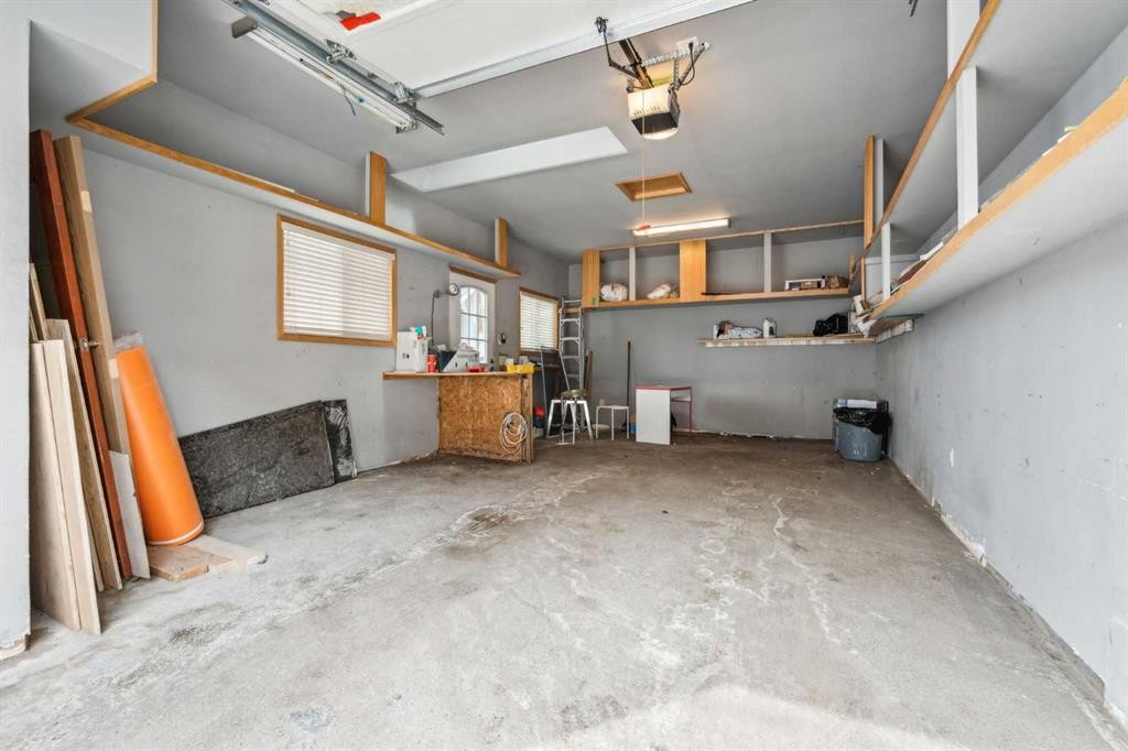 475 27 Avenue Nw, Calgary, AB - Indoor Photo Showing Garage