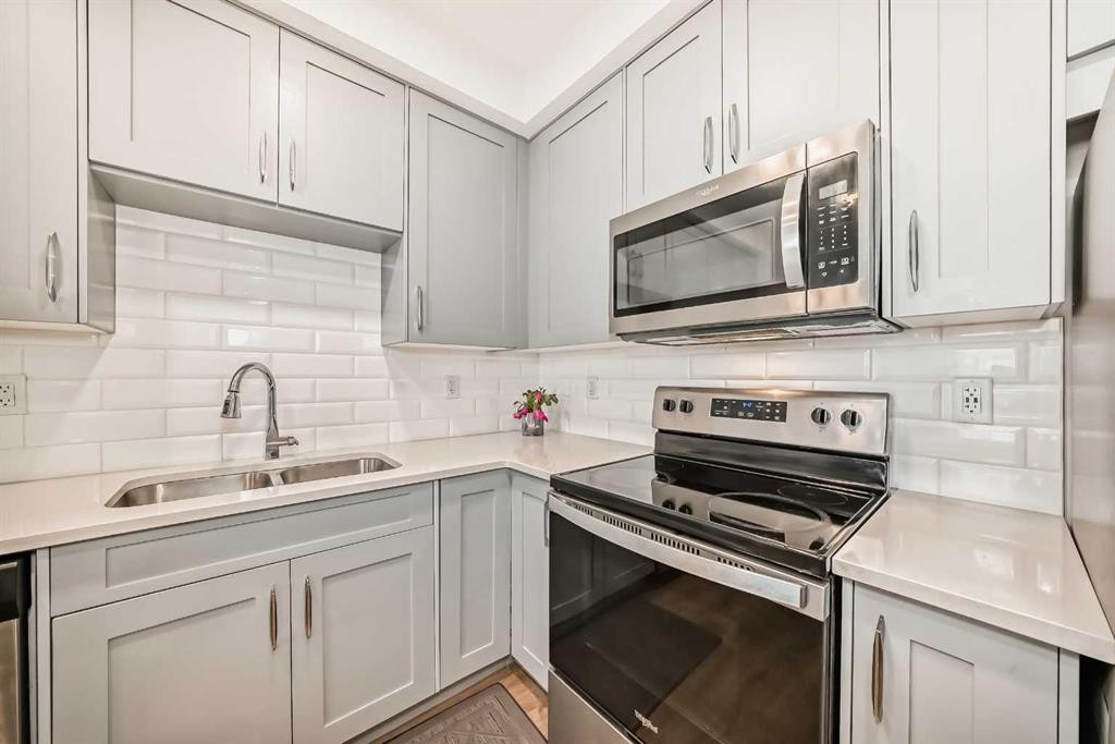 316-200 Shawnee Square Sw, Calgary, AB - Indoor Photo Showing Kitchen With Double Sink With Upgraded Kitchen