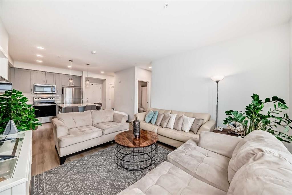 316-200 Shawnee Square Sw, Calgary, AB - Indoor Photo Showing Living Room