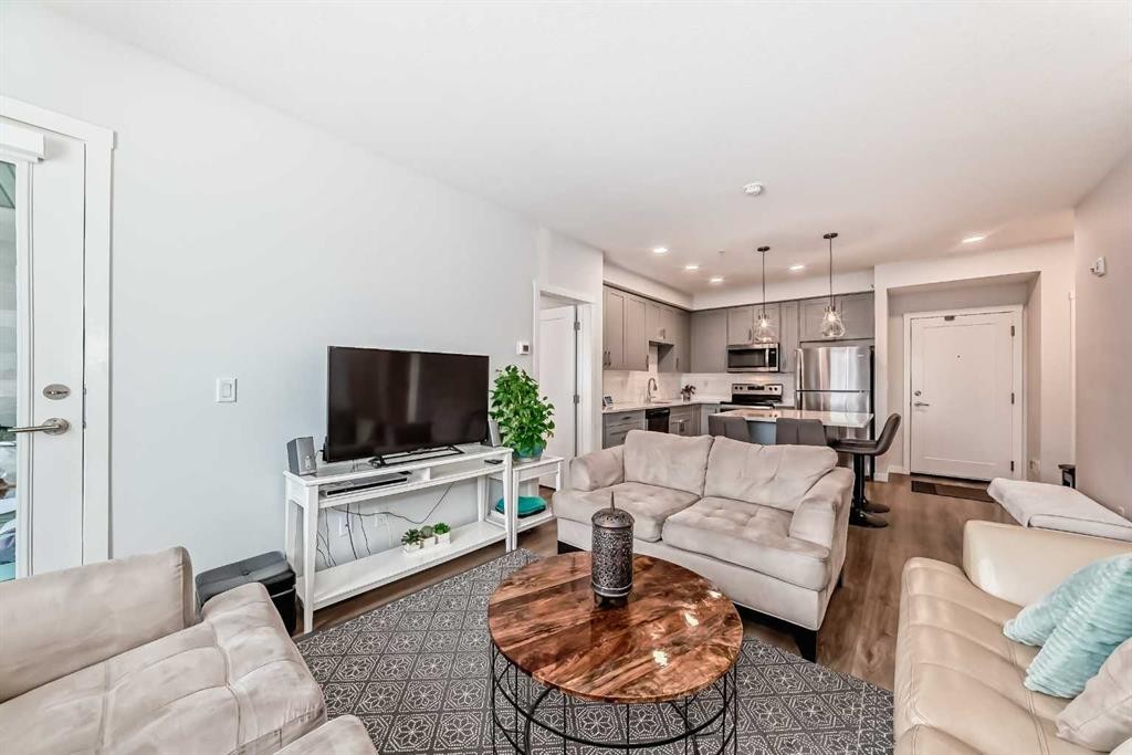 316-200 Shawnee Square Sw, Calgary, AB - Indoor Photo Showing Living Room