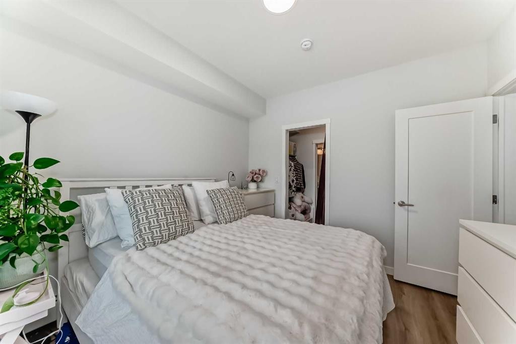 316-200 Shawnee Square Sw, Calgary, AB - Indoor Photo Showing Bedroom