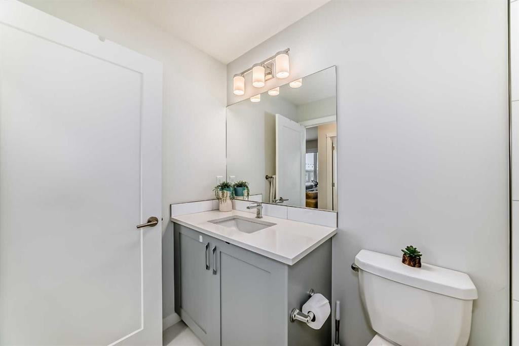 316-200 Shawnee Square Sw, Calgary, AB - Indoor Photo Showing Bathroom