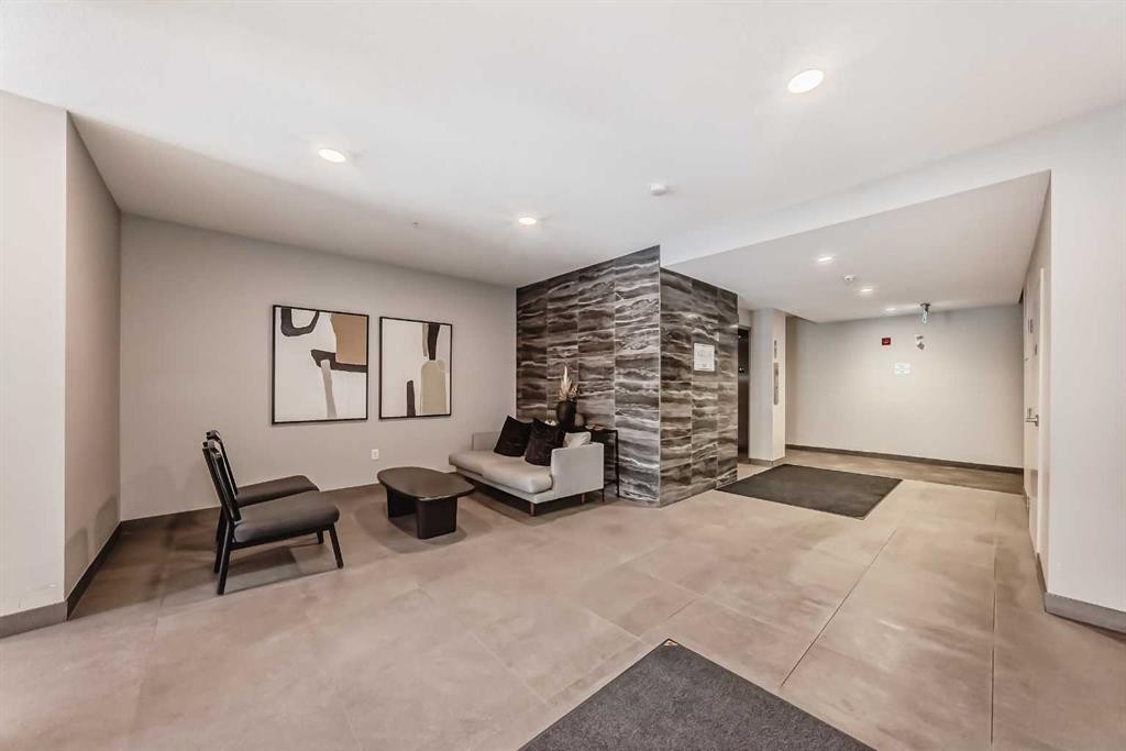 316-200 Shawnee Square Sw, Calgary, AB - Indoor Photo Showing Other Room