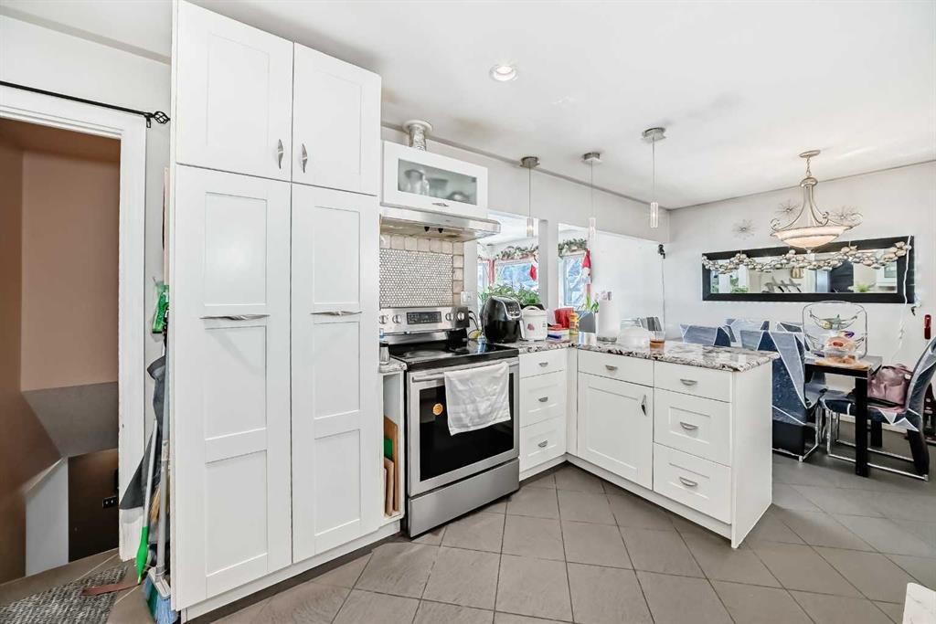 8222 Fairmount Drive Se, Calgary, AB - Indoor Photo Showing Kitchen
