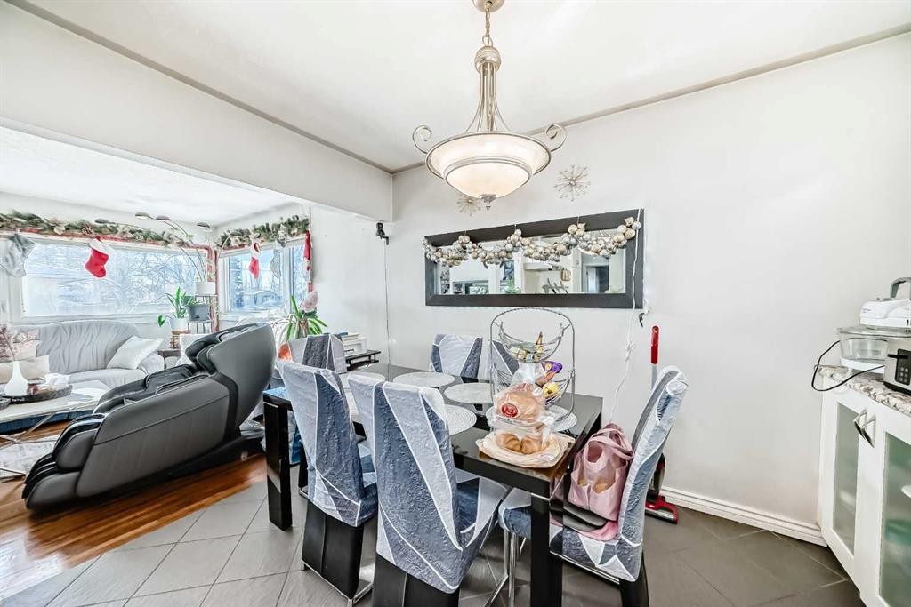 8222 Fairmount Drive Se, Calgary, AB - Indoor Photo Showing Dining Room