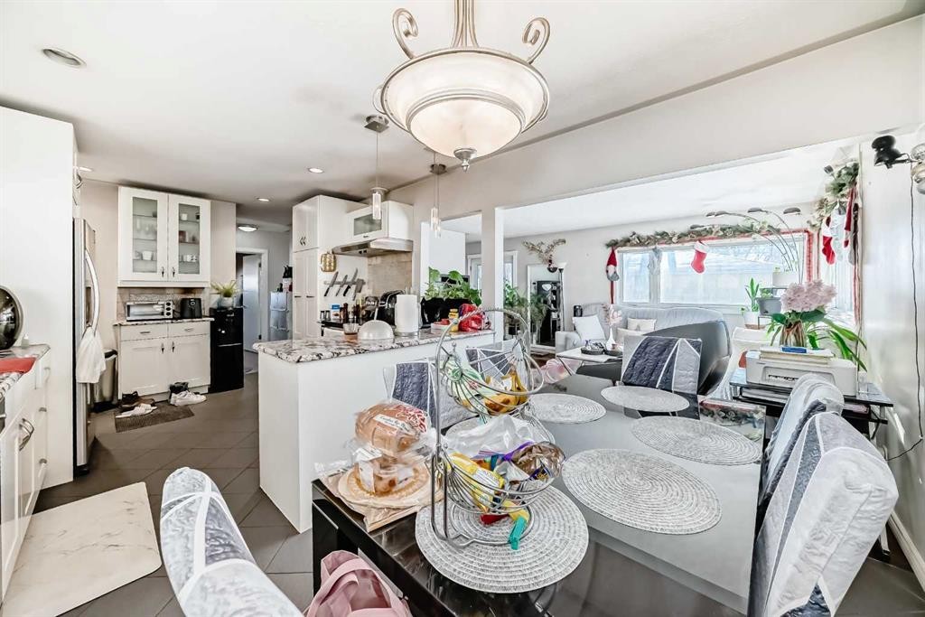 8222 Fairmount Drive Se, Calgary, AB - Indoor Photo Showing Dining Room