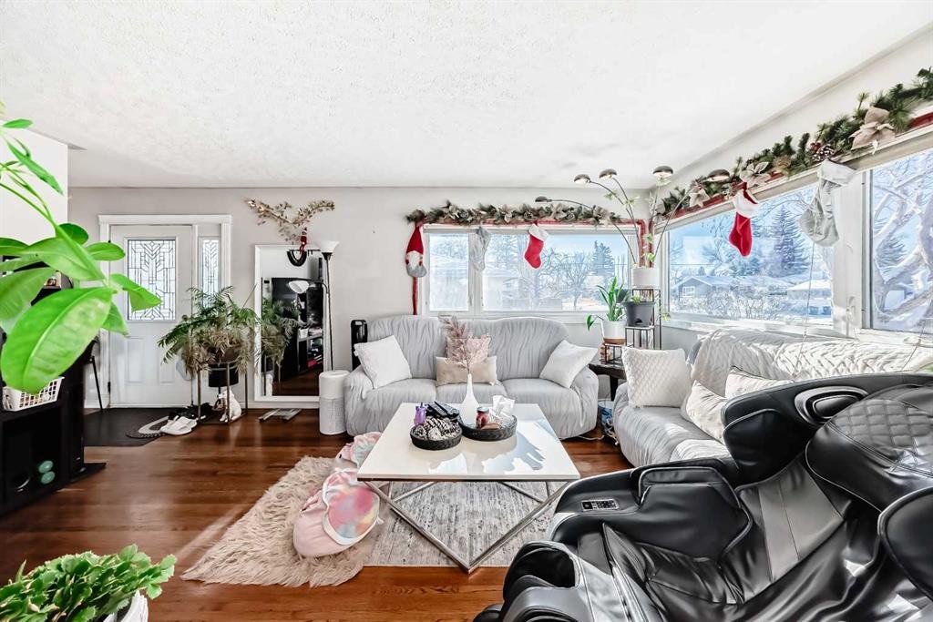 8222 Fairmount Drive Se, Calgary, AB - Indoor Photo Showing Living Room