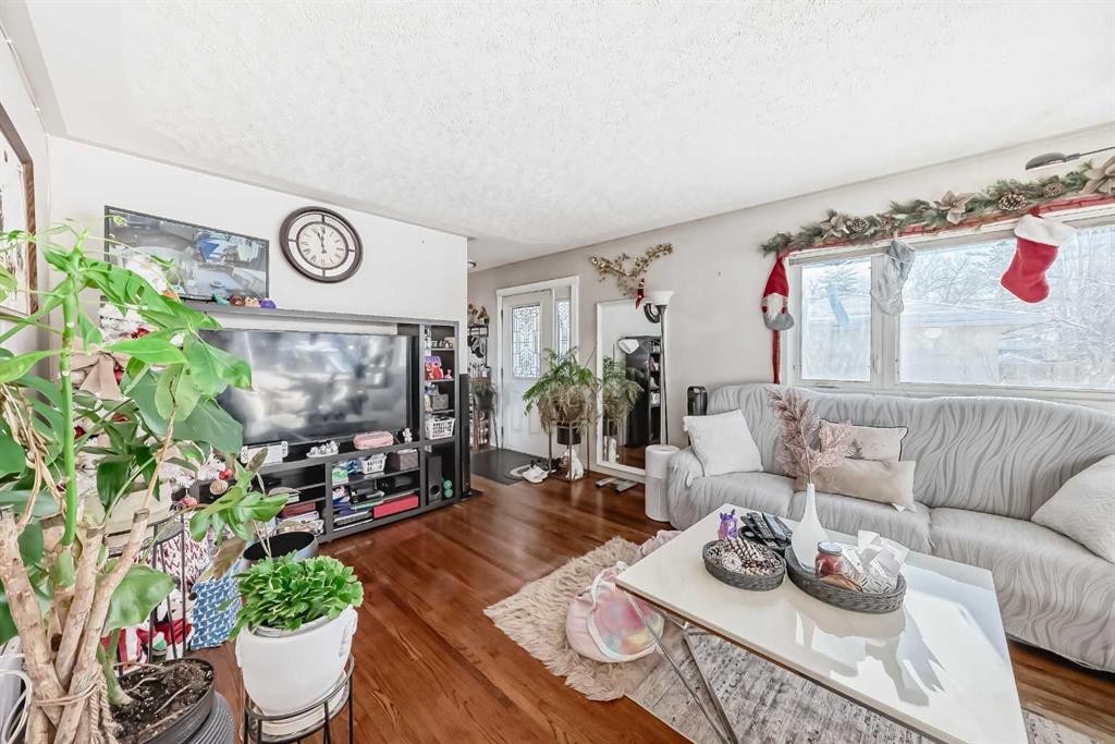 8222 Fairmount Drive Se, Calgary, AB - Indoor Photo Showing Living Room
