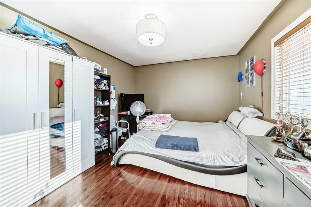 8222 Fairmount Drive Se, Calgary, AB - Indoor Photo Showing Bedroom
