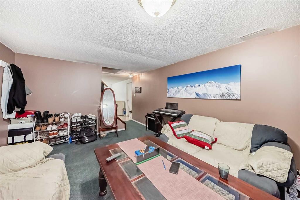 8222 Fairmount Drive Se, Calgary, AB - Indoor Photo Showing Other Room