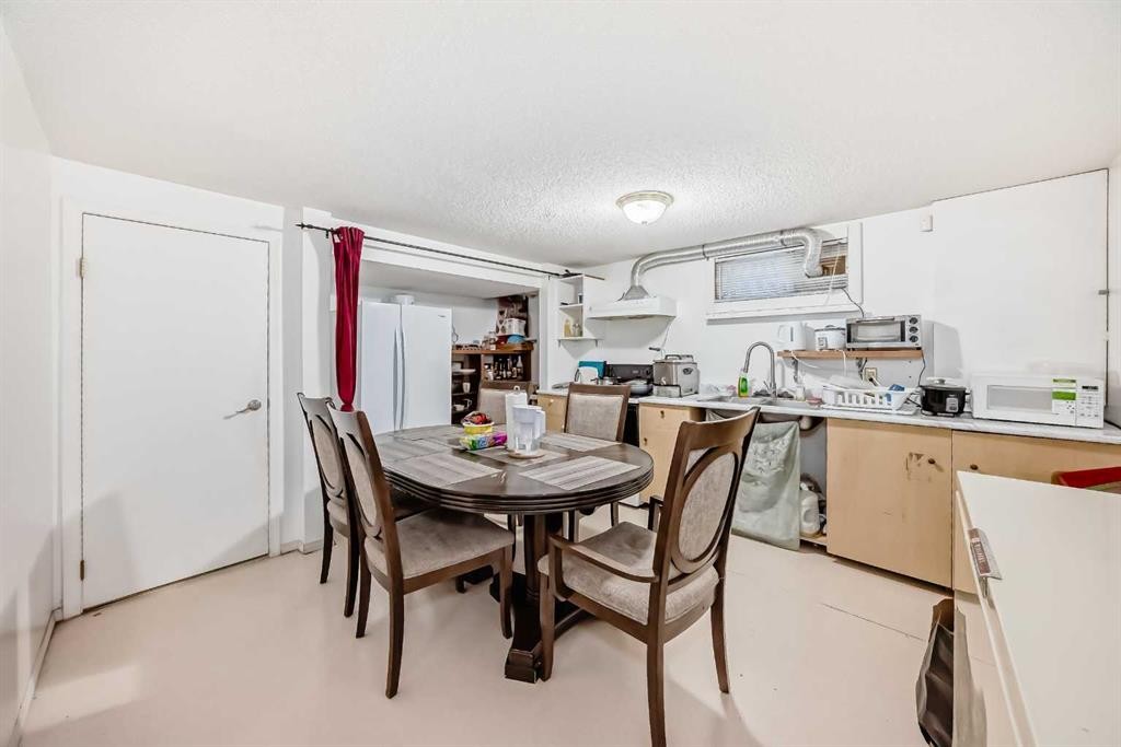 8222 Fairmount Drive Se, Calgary, AB - Indoor Photo Showing Dining Room