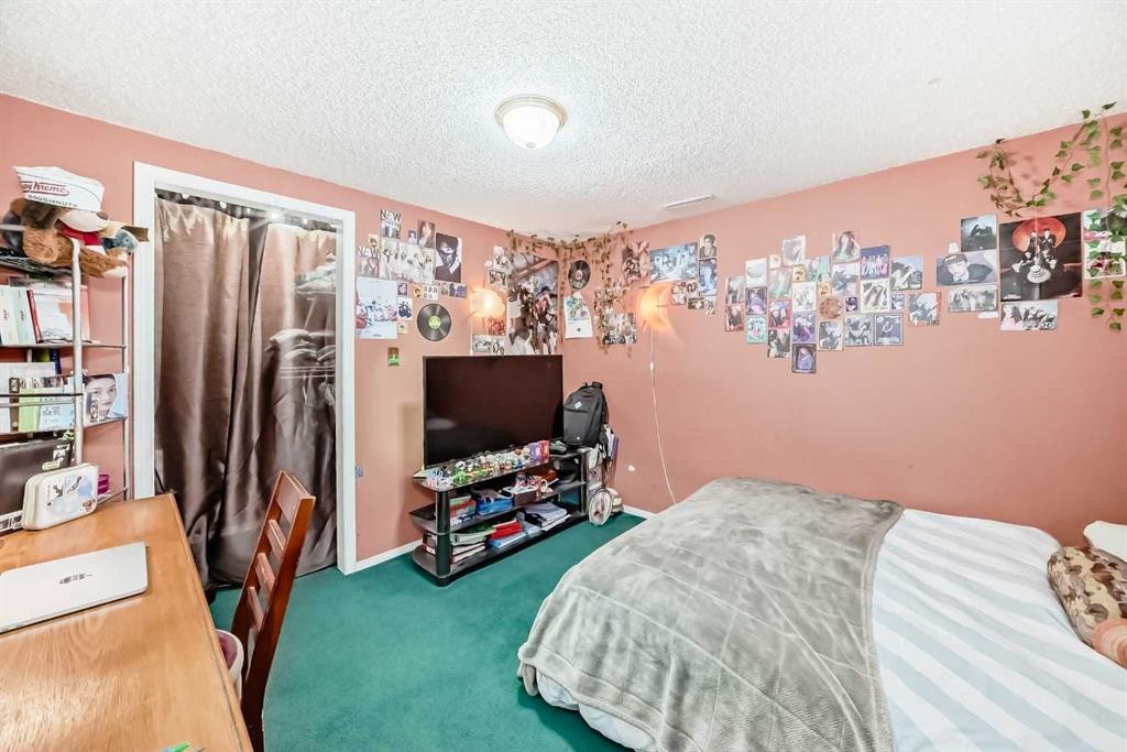 8222 Fairmount Drive Se, Calgary, AB - Indoor Photo Showing Bedroom