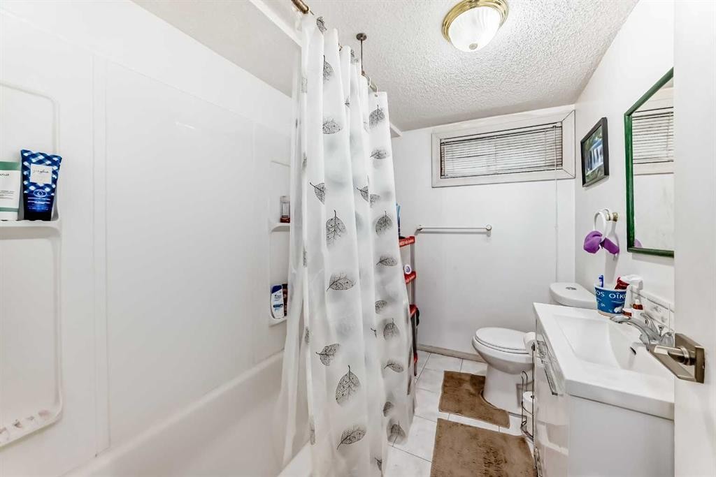 8222 Fairmount Drive Se, Calgary, AB - Indoor Photo Showing Bathroom