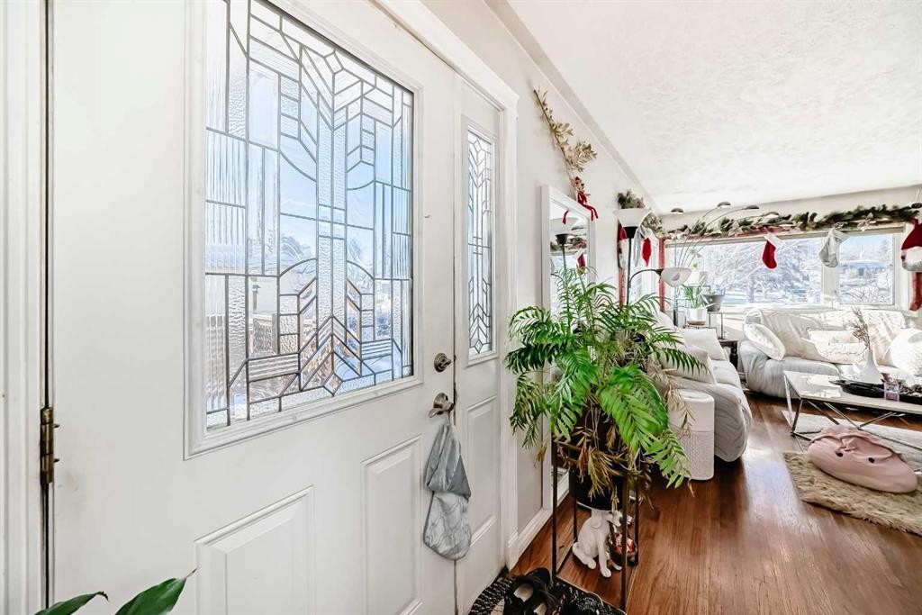 8222 Fairmount Drive Se, Calgary, AB - Indoor Photo Showing Other Room