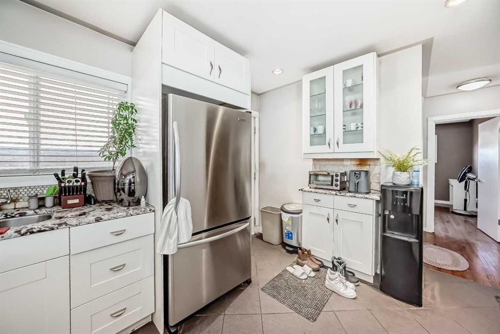 8222 Fairmount Drive Se, Calgary, AB - Indoor Photo Showing Kitchen