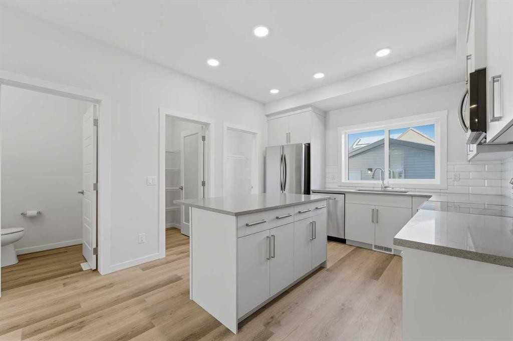 8 Heartwood Lane Se, Calgary, AB - Indoor Photo Showing Kitchen