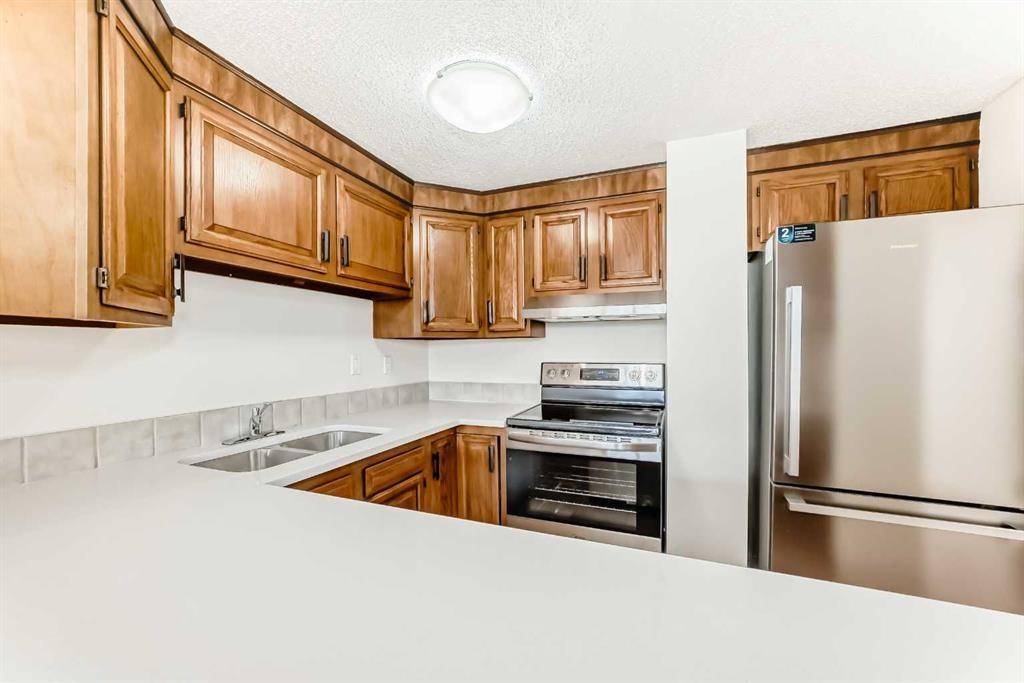 603-330 15 Avenue Sw, Calgary, AB - Indoor Photo Showing Kitchen With Double Sink