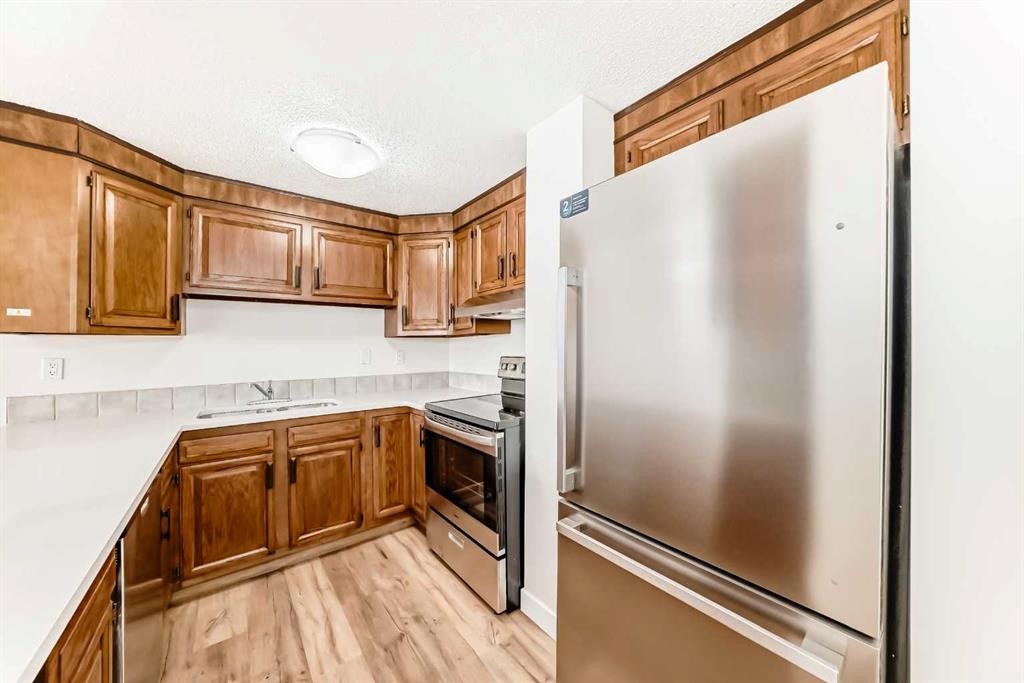 603-330 15 Avenue Sw, Calgary, AB - Indoor Photo Showing Kitchen With Double Sink