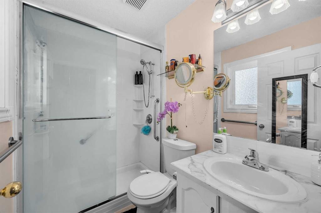 131 Coral Springs Circle Ne, Calgary, AB - Indoor Photo Showing Bathroom