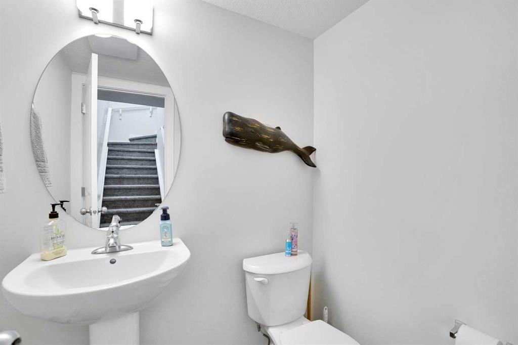 514 Wolf Willow Boulevard Se, Calgary, AB - Indoor Photo Showing Bathroom