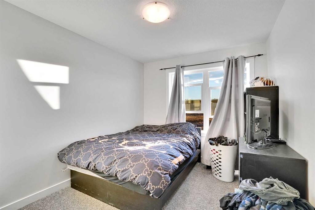 514 Wolf Willow Boulevard Se, Calgary, AB - Indoor Photo Showing Bedroom