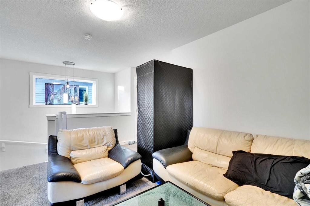 514 Wolf Willow Boulevard Se, Calgary, AB - Indoor Photo Showing Living Room