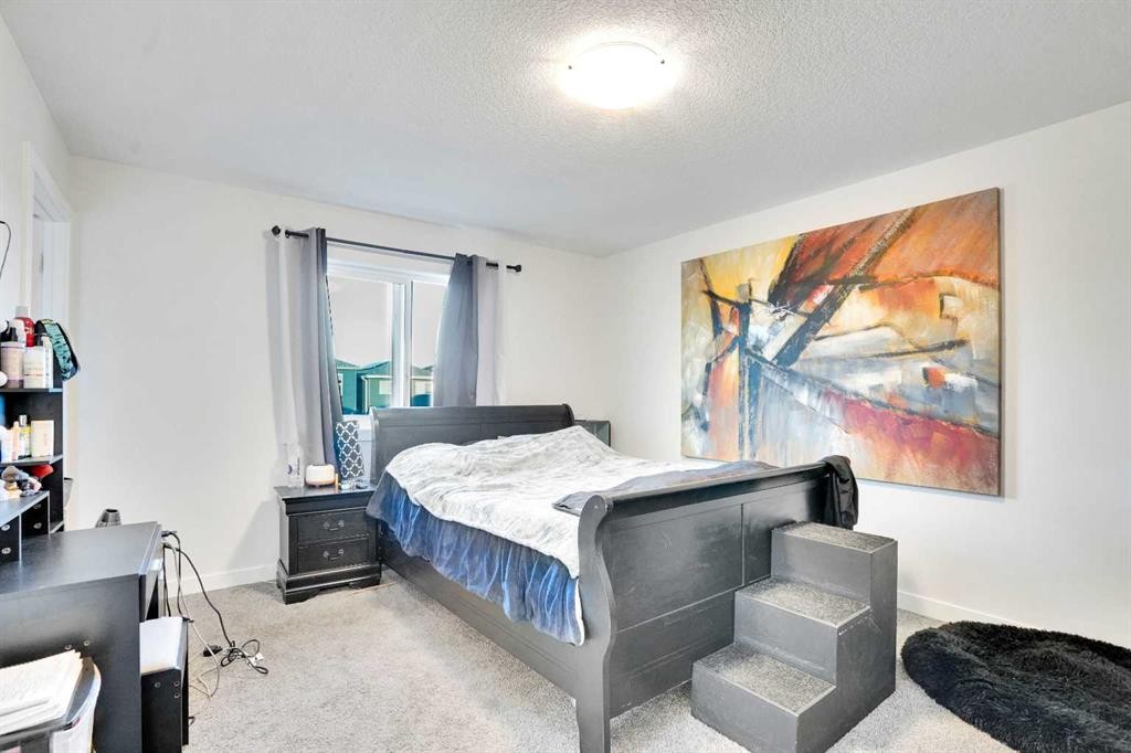 514 Wolf Willow Boulevard Se, Calgary, AB - Indoor Photo Showing Bedroom