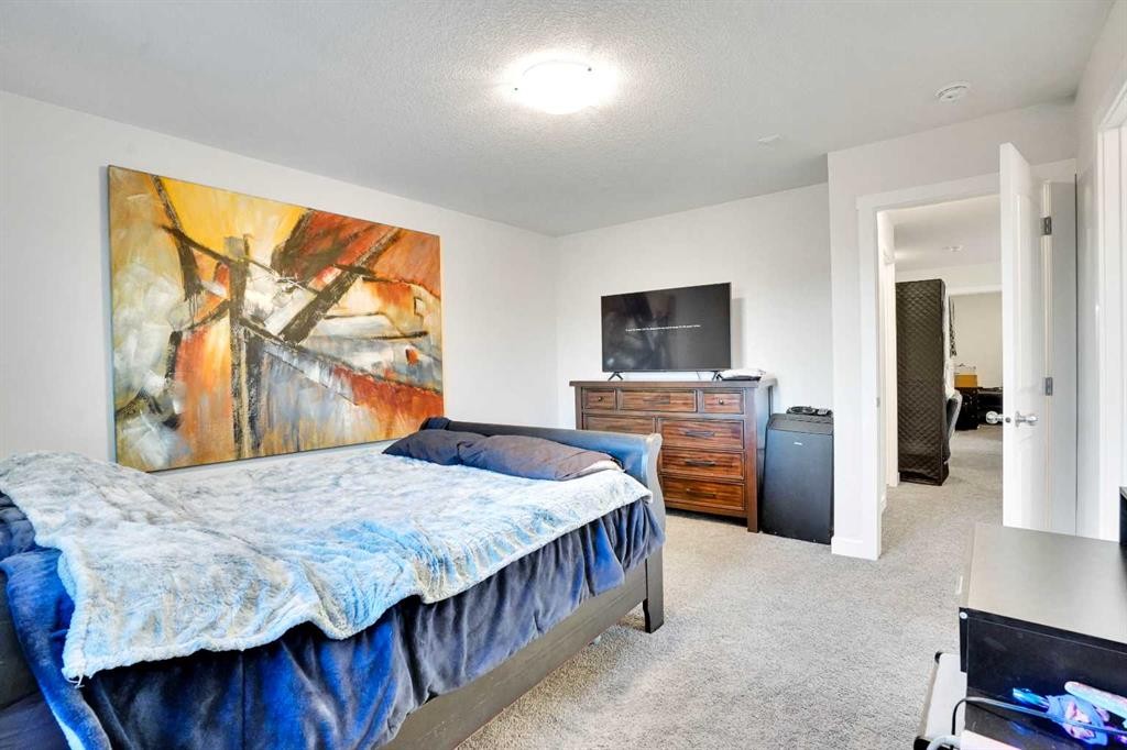 514 Wolf Willow Boulevard Se, Calgary, AB - Indoor Photo Showing Bedroom
