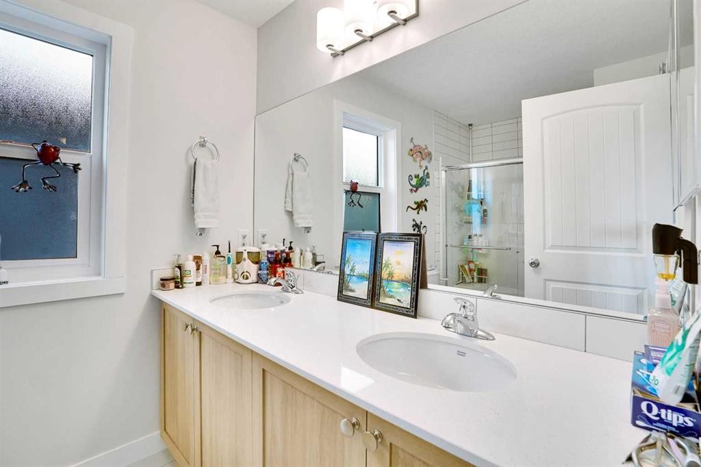 514 Wolf Willow Boulevard Se, Calgary, AB - Indoor Photo Showing Bathroom