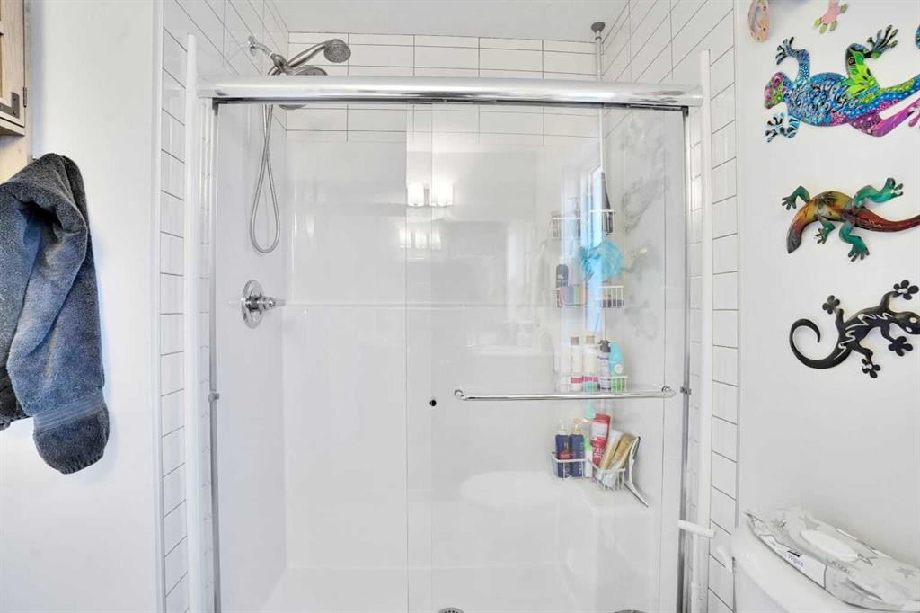 514 Wolf Willow Boulevard Se, Calgary, AB - Indoor Photo Showing Bathroom