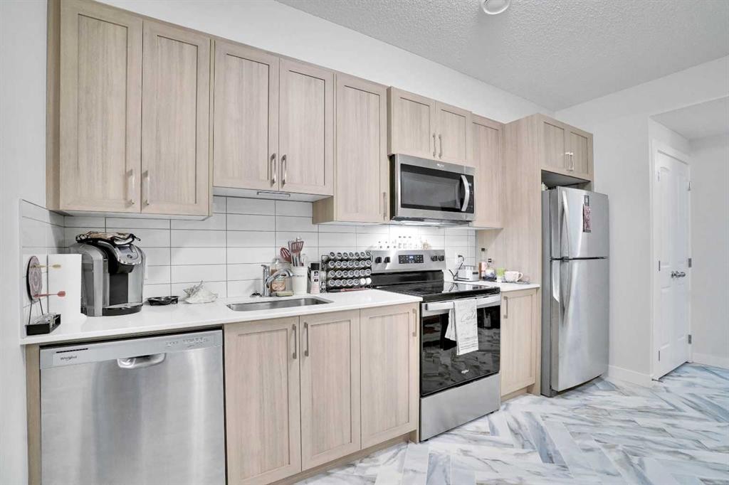 514 Wolf Willow Boulevard Se, Calgary, AB - Indoor Photo Showing Kitchen With Stainless Steel Kitchen
