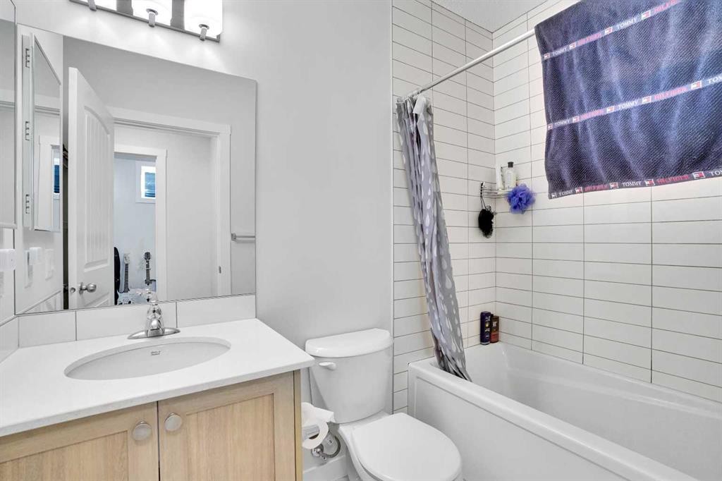 514 Wolf Willow Boulevard Se, Calgary, AB - Indoor Photo Showing Bathroom