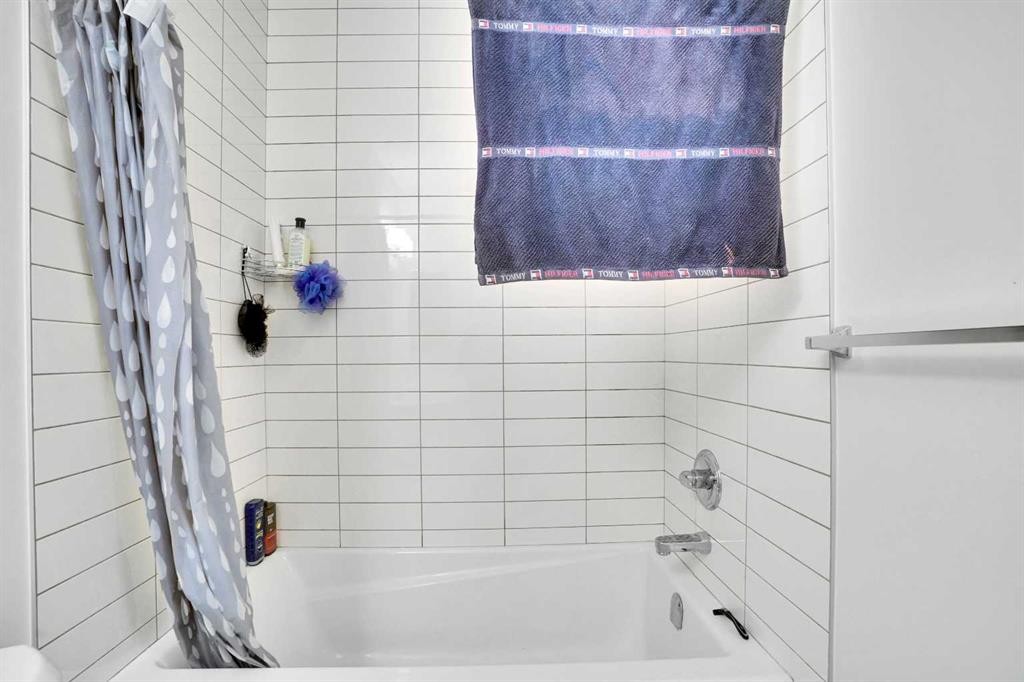 514 Wolf Willow Boulevard Se, Calgary, AB - Indoor Photo Showing Bathroom